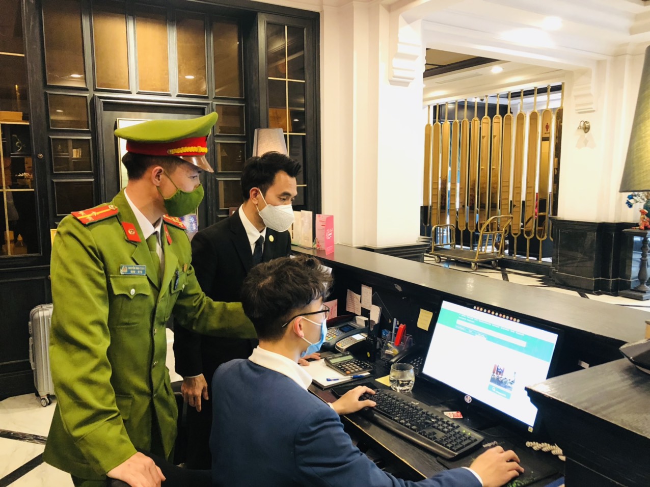 Công an phường Minh Khai: Khai thác dịch vụ công trực tuyến trong đăng ký, quản lý lưu trú